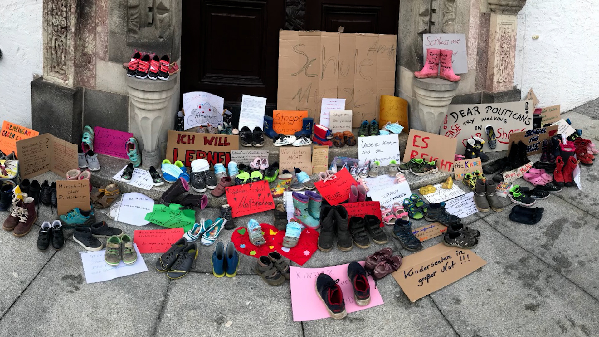 MEgional am 22. März mit Schuhen vor den hiesigen Rathäusern MEgional am 22. März mit Schuhen vor den hiesigen Rathäusern